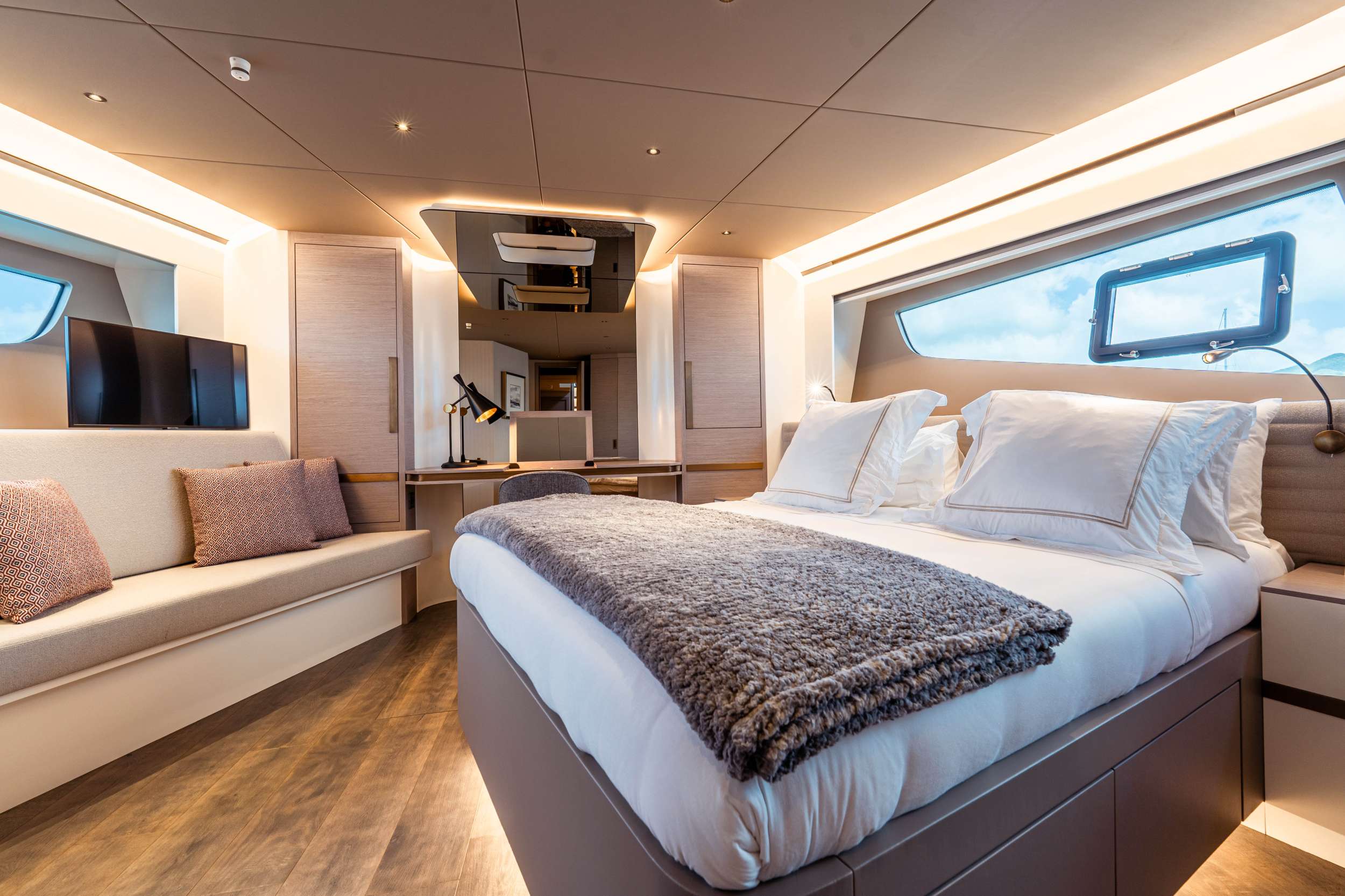 Yacht Photo 7