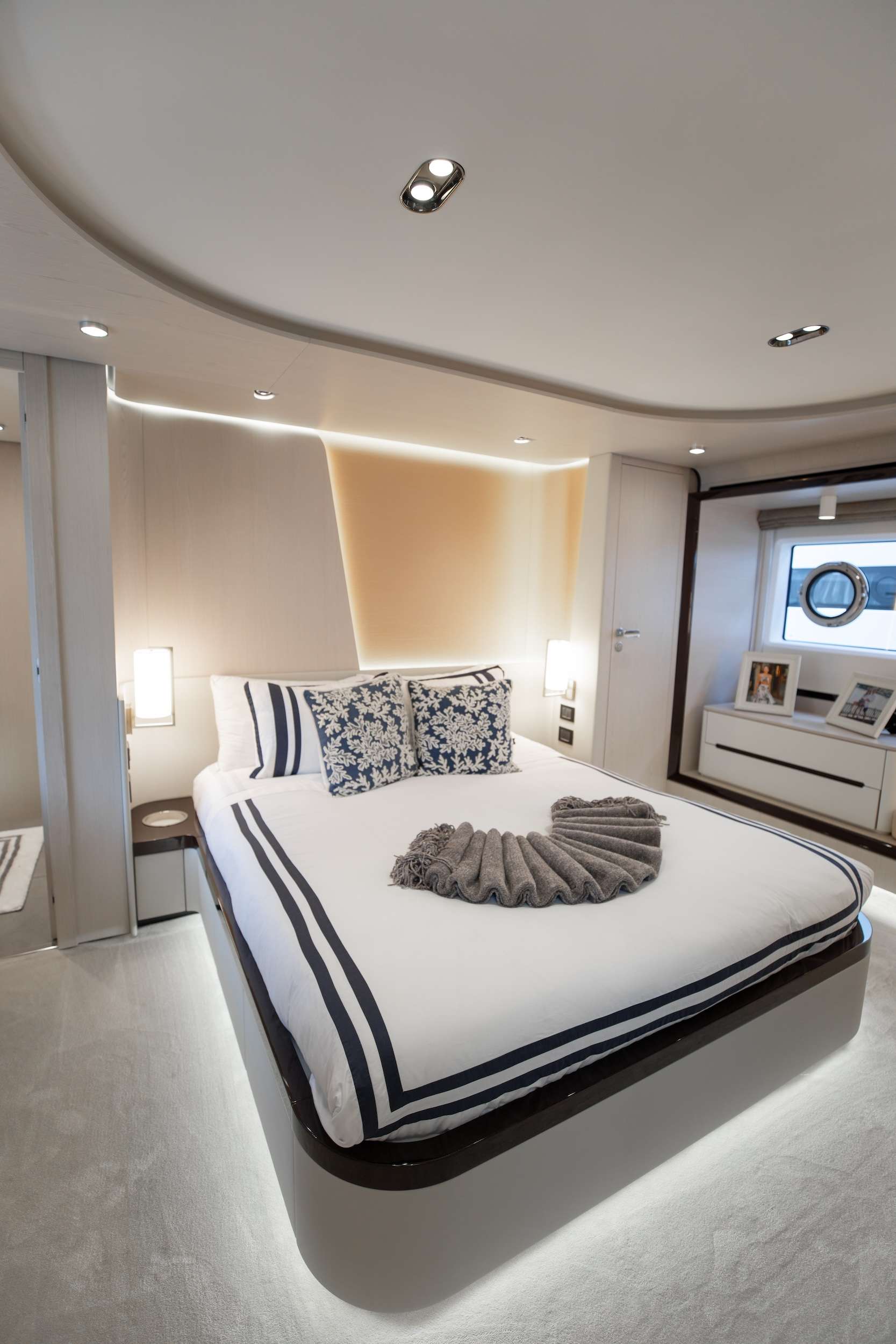 Yacht Photo 6