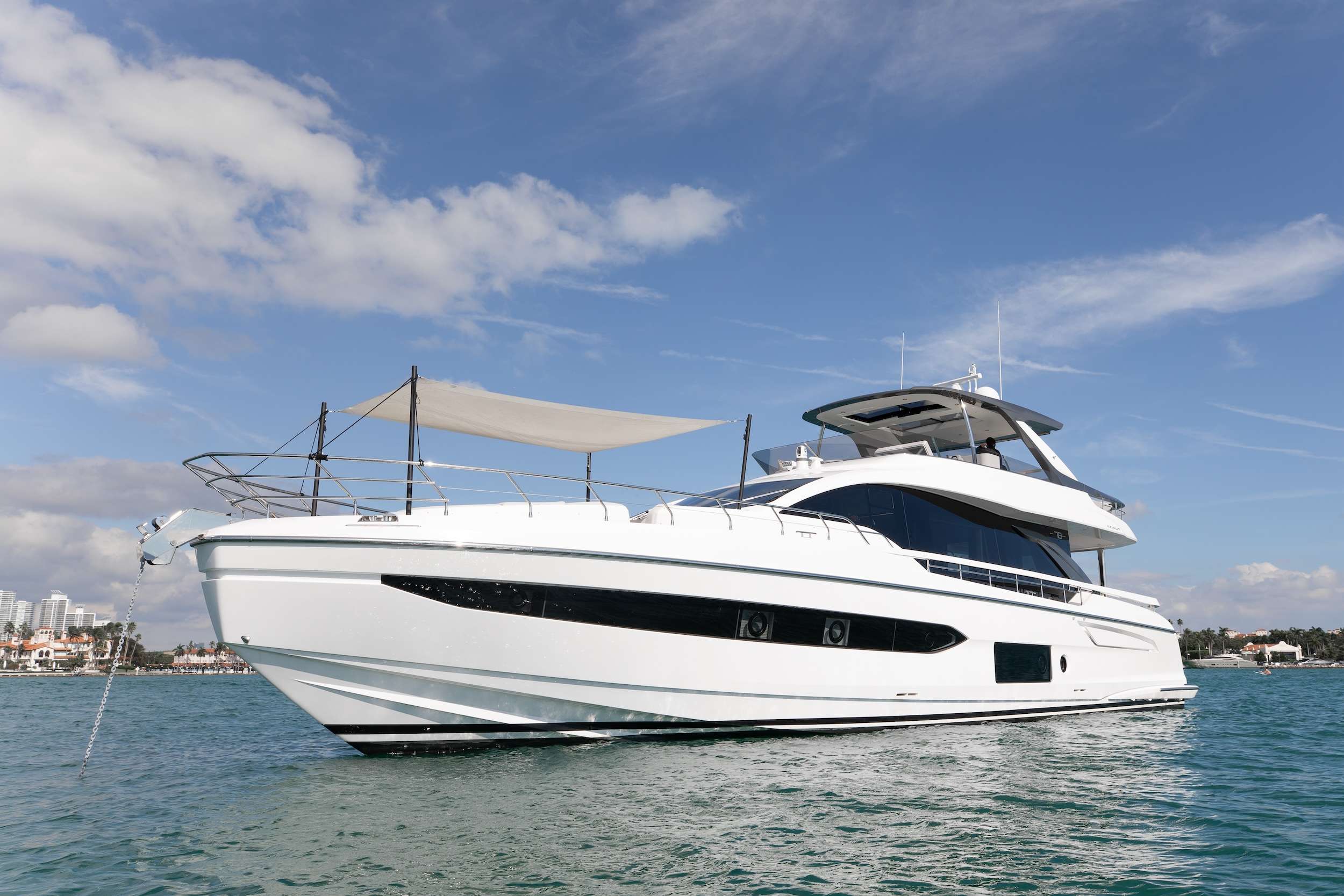 Yacht Photo 18