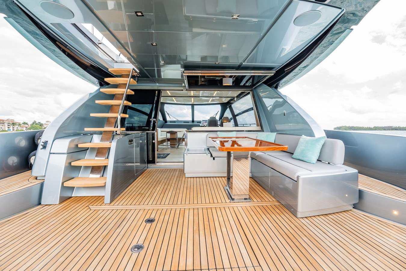 Yacht Photo 4