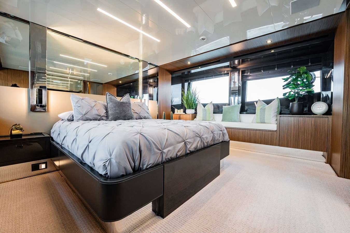 Yacht Photo 6