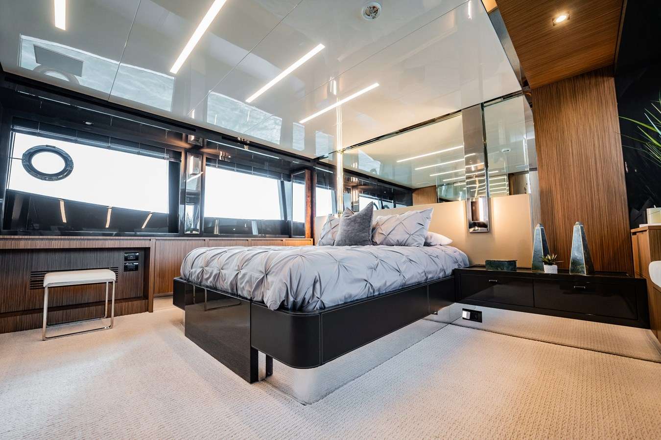 Yacht Photo 7