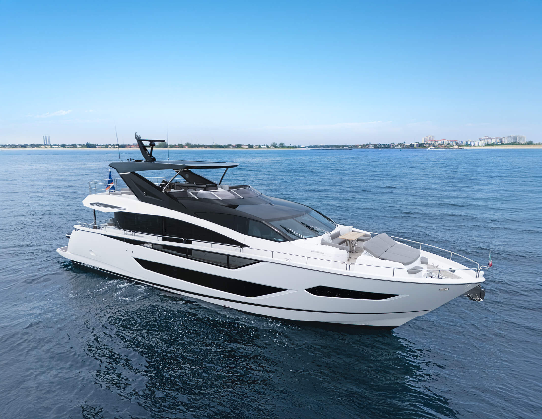 Yacht Photo 6
