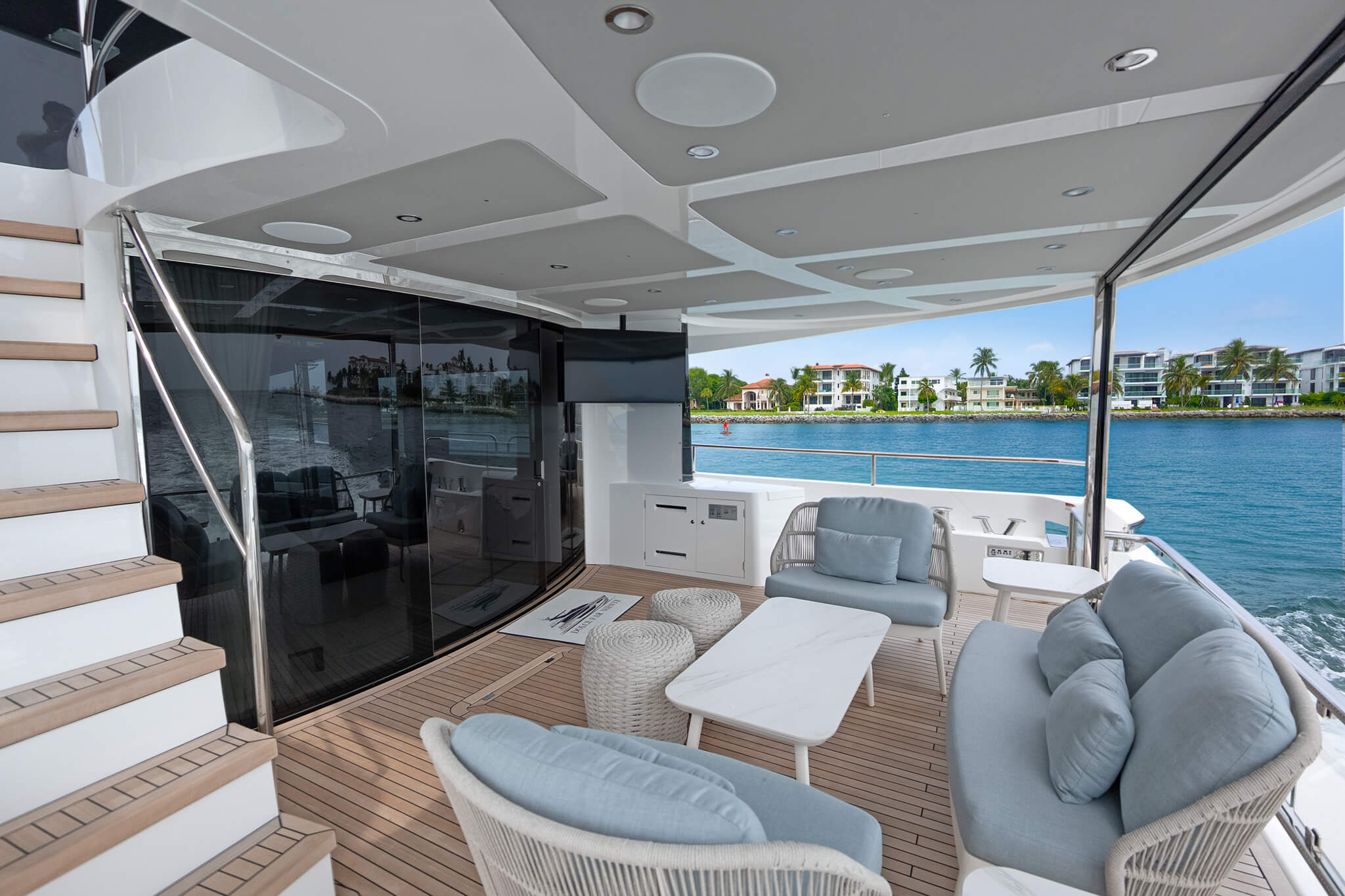 Yacht Photo 10