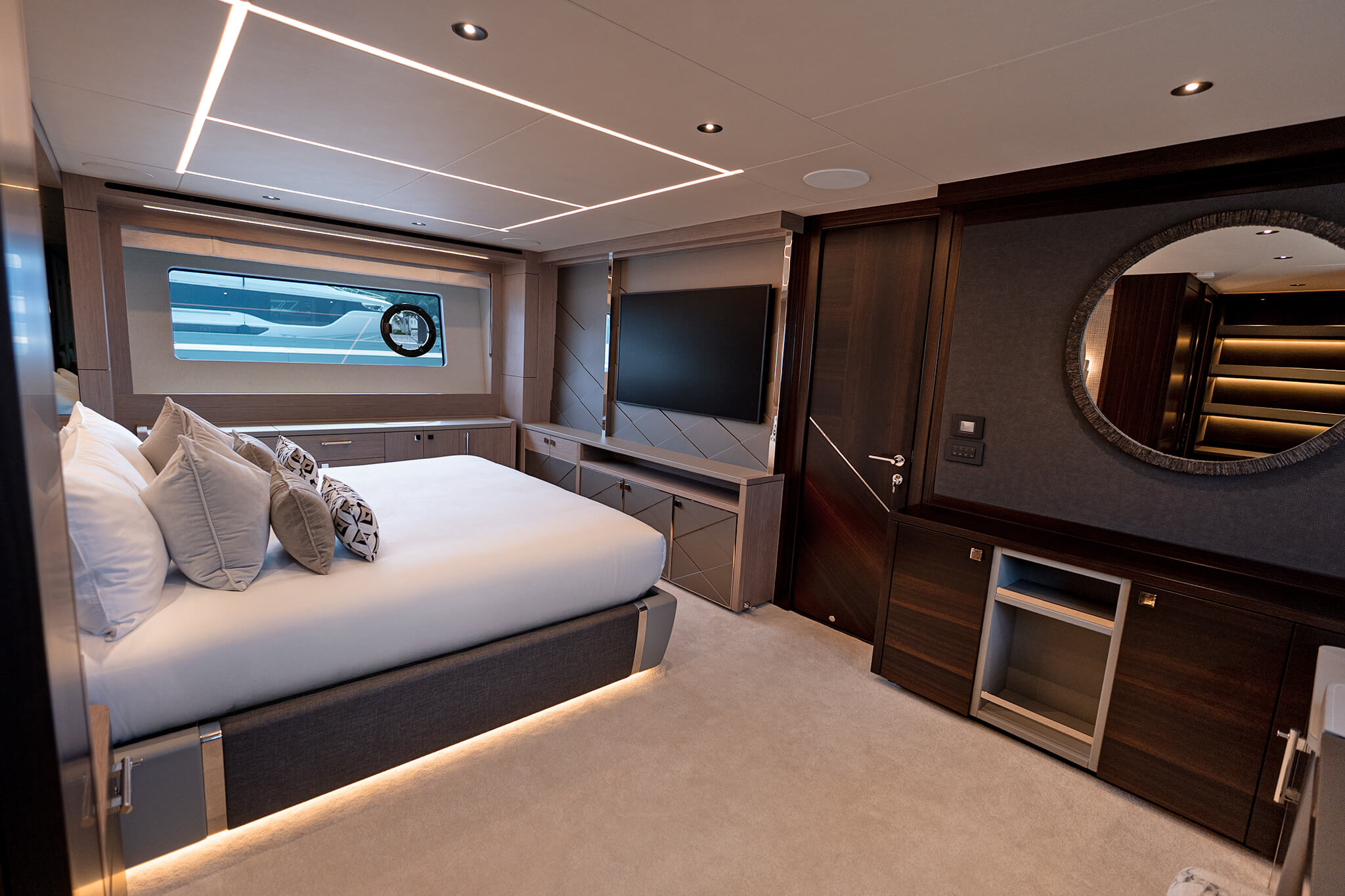 Yacht Photo 32