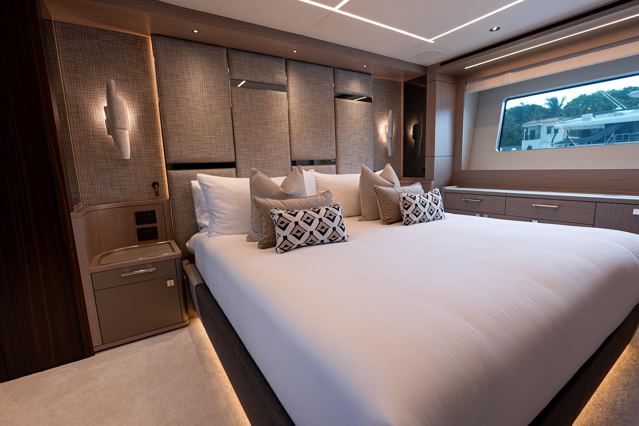 Yacht Photo 34