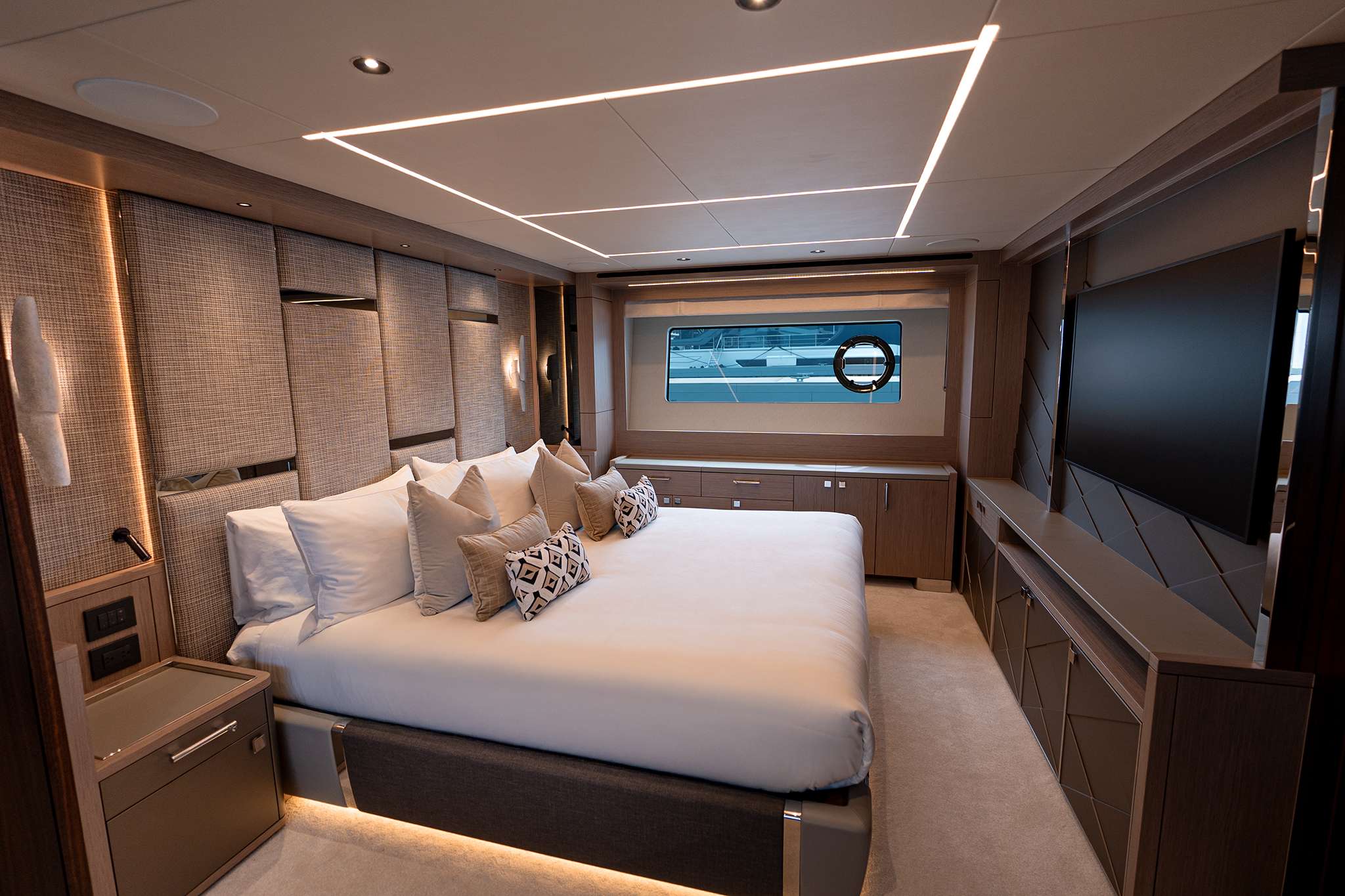 Yacht Photo 6
