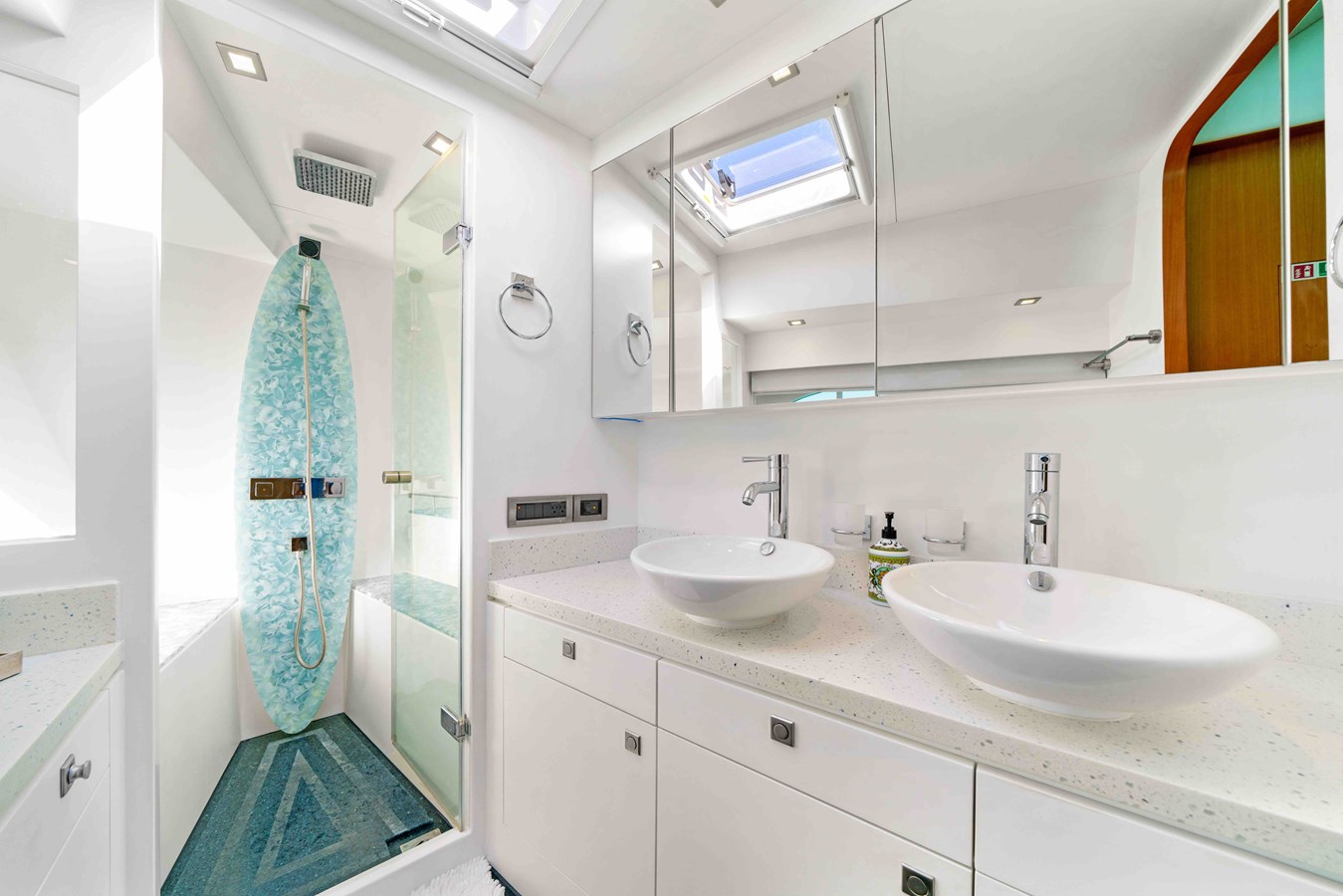 Yacht Photo 15