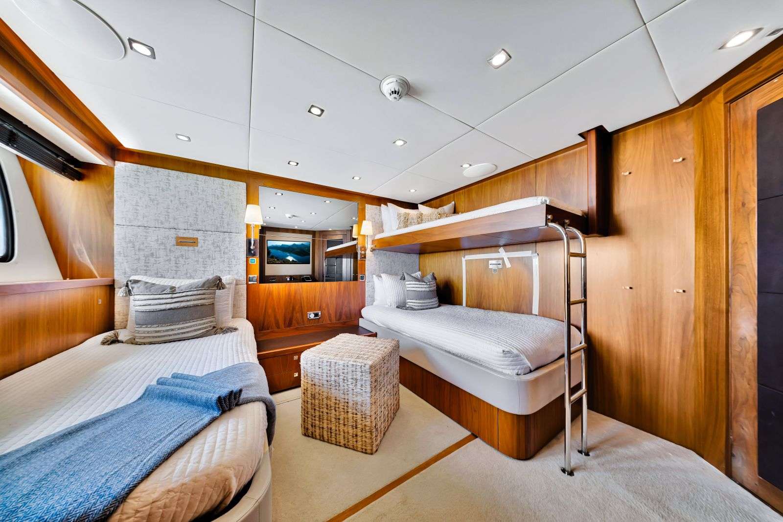 Yacht Photo 16