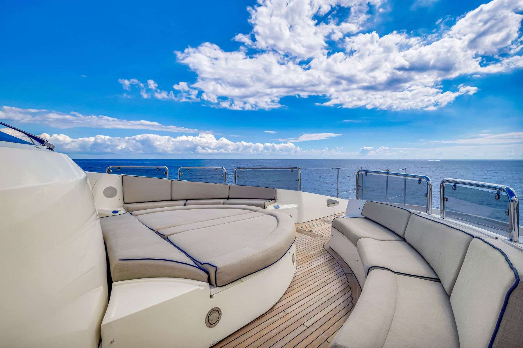 Yacht Photo 18