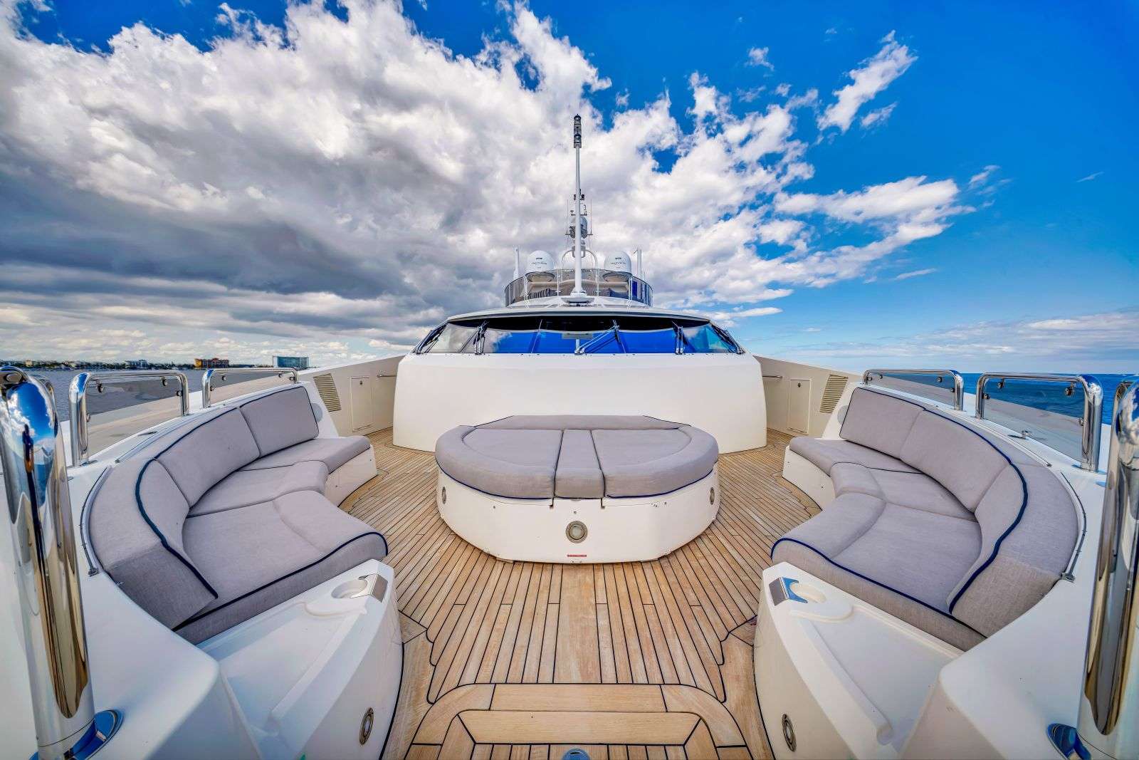 Yacht Photo 17